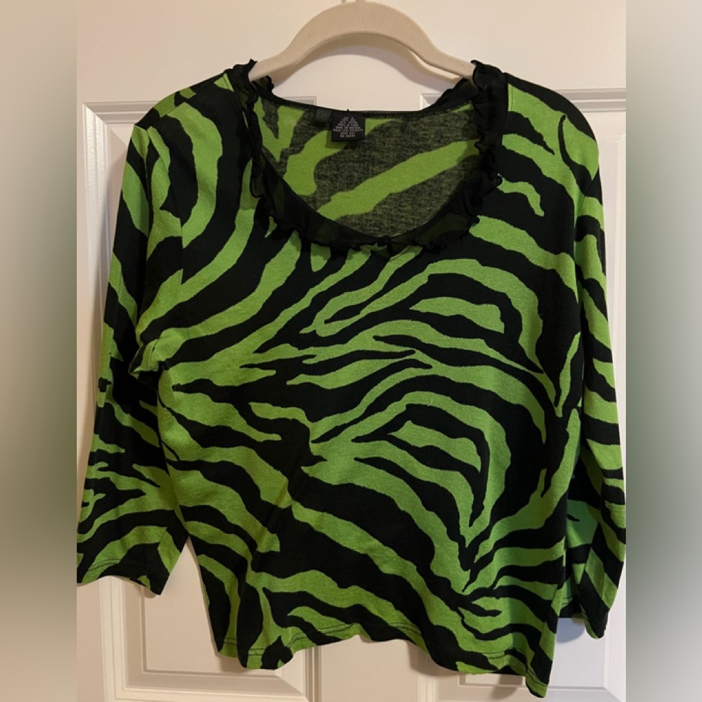 EUC LR adorable top. Size L